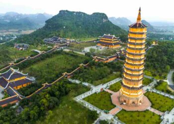 Chùa Bái Đính nằm giữa khung cảnh nên thơ giữa cảnh sông núi