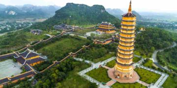 Chùa Bái Đính nằm giữa khung cảnh nên thơ giữa cảnh sông núi