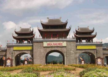 Cổng Tam Quan là địa điểm đầy hấp dẫn ở ngôi chùa cổ này