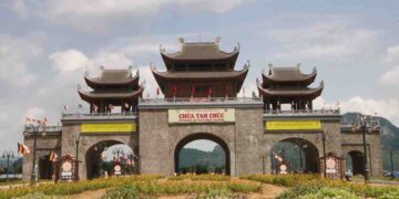 Cổng Tam Quan là địa điểm đầy hấp dẫn ở ngôi chùa cổ này