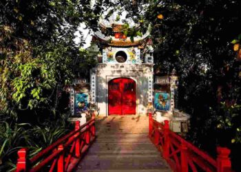 Tượng của vị tướng Trần Hưng Đạo được dựng ở đền chính