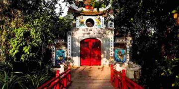 Tượng của vị tướng Trần Hưng Đạo được dựng ở đền chính