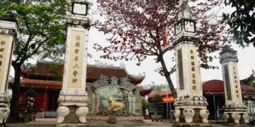 Đền Ông Hoàng Mười được nhiều người lựa chọn để cầu bình an và tài lộc