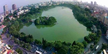 Hồ Gươm thu hút nhiều du khách đến thăm thú và khám phá