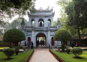 Khu Văn Miếu chính là ngôi trường đại học danh giá đầu tiên