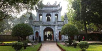 Khu Văn Miếu chính là ngôi trường đại học danh giá đầu tiên