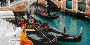 Du lịch Venice bằng phương tiện tàu thuyền