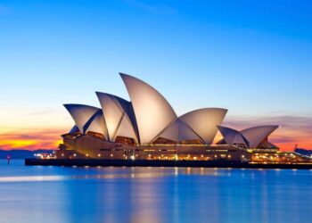 Nhà hát Opera Sydney với hình ảnh con sò và những cánh buồm