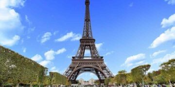 Tháp Eiffel là công trình kiến trúc độc đáo ấn tượng của Pháp
