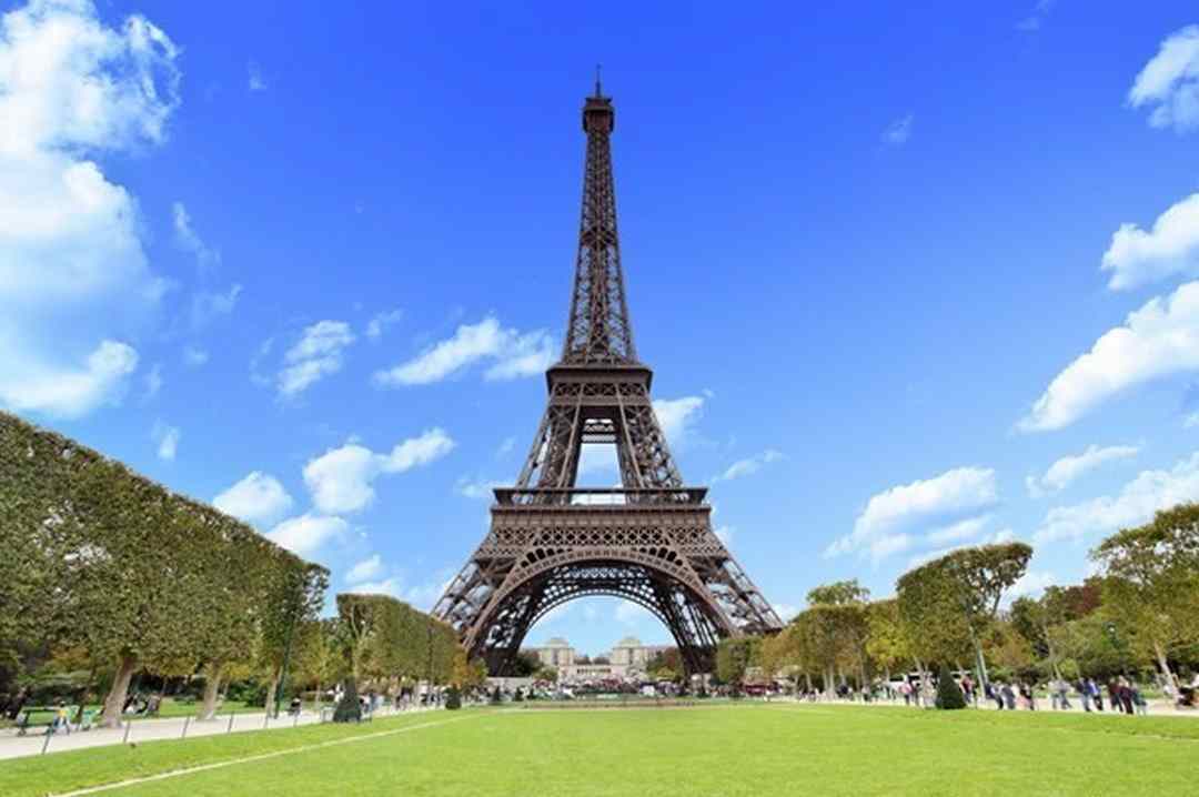 Tháp Eiffel là công trình kiến trúc độc đáo ấn tượng của Pháp