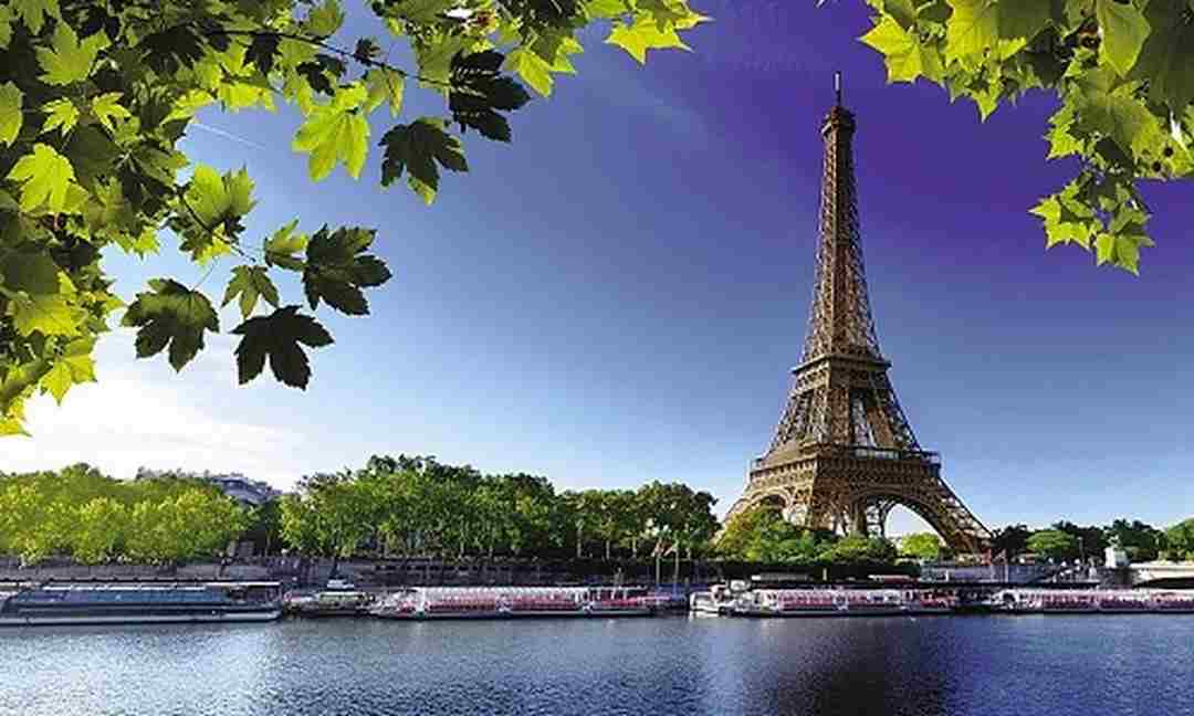 Có thể tham quan tháp Eiffel ở nhiều thời điểm khác nhau trong năm