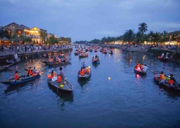 Những chiếc đèn hoa đăng nhỏ xinh mang theo ước nguyện của du khách