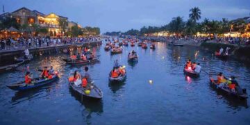 Những chiếc đèn hoa đăng nhỏ xinh mang theo ước nguyện của du khách