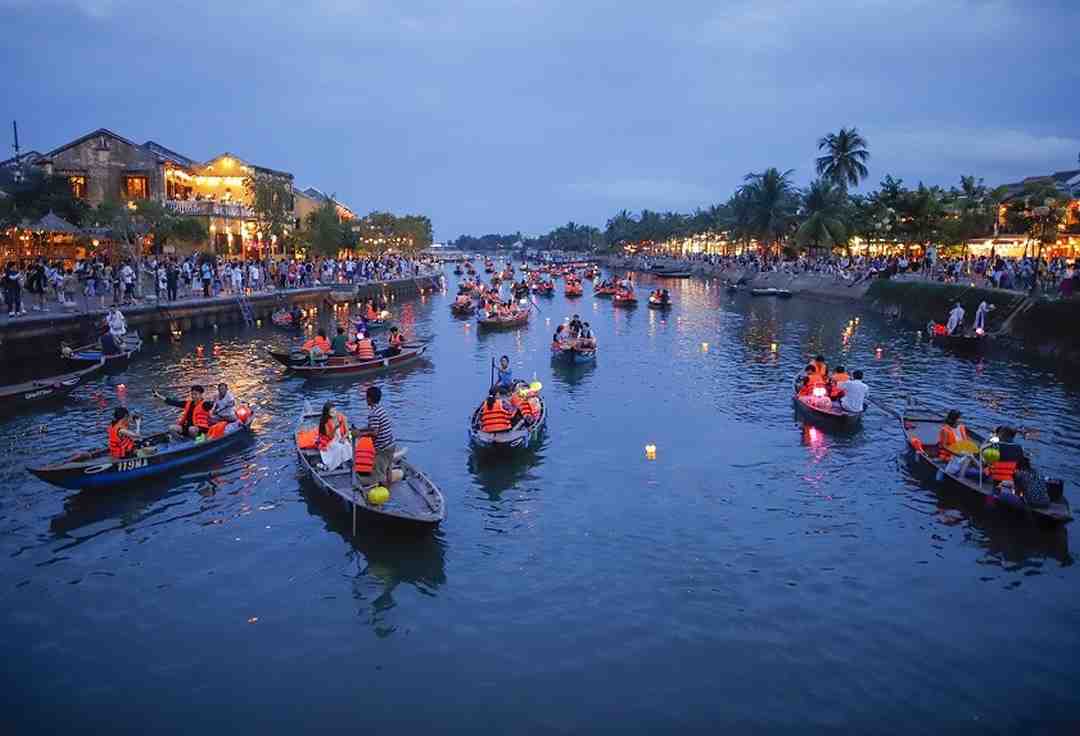 Những chiếc đèn hoa đăng nhỏ xinh mang theo ước nguyện của du khách