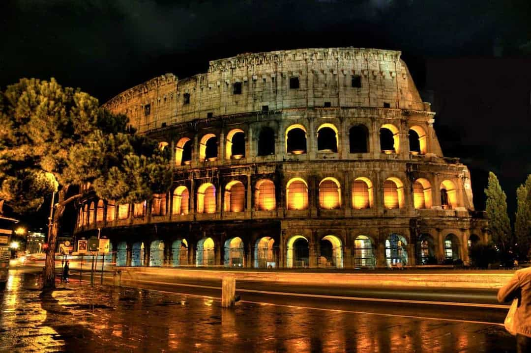 Đấu trường La Mã hiện là một điểm du lịch chính ở Rome