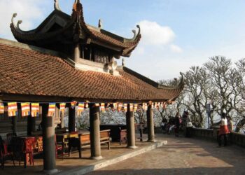 Đường lên chùa Hoa Yên