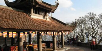 Đường lên chùa Hoa Yên